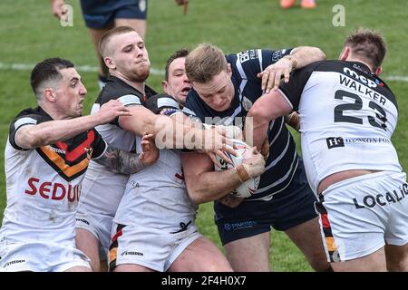 Featherstone, England - 21st. März 2021 - Craig Kopczak von Featherstone Rovers von vier Bulls-Spielern während der Rugby League Betfred Challenge Cup Runde 1 Spiel zwischen Featherstone Rovers gegen Bradford Bulls im Millenium Stadium, FeatherstoneUK Dean Williams/Alamy Live News Stockfoto