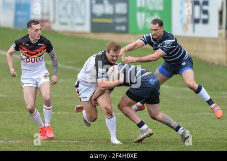 Featherstone, England - 21st. März 2021 - Ross Oakes of Bradford Bulls wird während der Rugby League Betfred Challenge Cup Runde 1 zwischen Featherstone Rovers und Bradford Bulls im Millenium Stadium, FeatherstoneUK Dean Williams/Alamy Live News angegangen Stockfoto