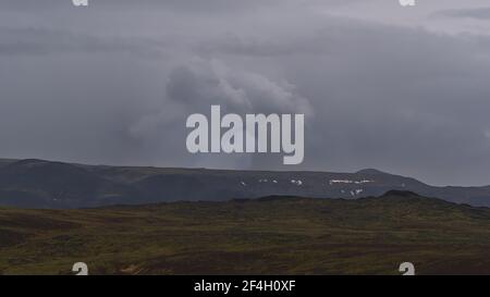 Giftiger vulkanischer Rauch am Himmel am Horizont nach Ausbruch des Vulkans in der Nähe von Fagradalsfjall, Reykjanes Halbinsel, Island vom Þorbjarnarfell Hügel aus gesehen. Stockfoto