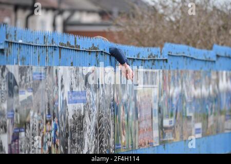 Featherstone, England - 21st. März 2021 - Supporter Watches behind closed door Rugby League Betfred Challenge Cup Runde 1 Spiel zwischen Featherstone Rovers gegen Bradford Bulls im Millenium Stadium, FeatherstoneUK Dean Williams/Alamy Live News Stockfoto