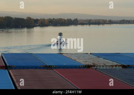 Schubschlepper segeln in der Nähe von beladenem Containerschiff im Columbia River in Portland, Oregon. Stockfoto