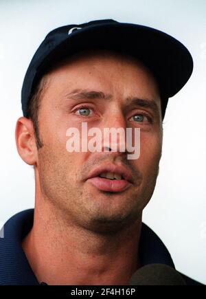 England Cricket Captain Nasser Hussain 1999during. August die Pressekonferenz Im Anschluss an Englands Netze üben vor dem letzten Testspiel gegen Neuseeland Stockfoto