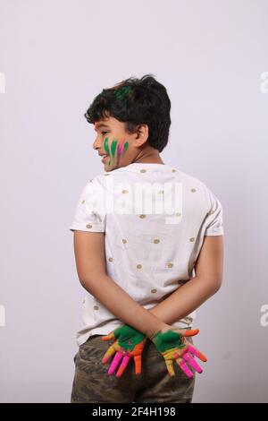 Konzept für indische Festival. Kind spielt mit Farben oder asiatische Kinder feiern holi - Festival der Farben Stockfoto