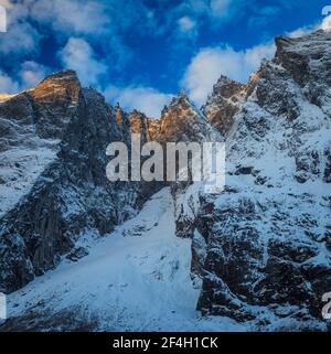 Früher Winter Morgenlicht auf Trollveggen, oder Trollmauer, und die Gipfel Trolltinden im Romsdalen-Tal, Rauma kommune, Møre Og Romsdal, Norwegen. Stockfoto