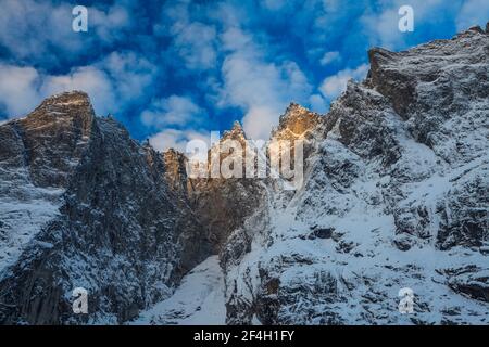 Früher Winter Morgenlicht auf Trollveggen, oder Trollmauer, und die Gipfel Trolltinden im Romsdalen-Tal, Rauma kommune, Møre Og Romsdal, Norwegen. Stockfoto