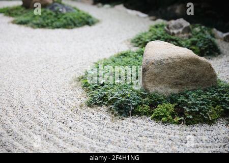 japanischer Zen Steine Garten mit Raum Hintergrund Stockfoto