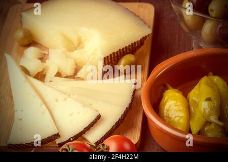 Auswahl an mediterranen Snacks auf altem Holztisch. Tapas oder Antipasti. Vintage-Effekt Stockfoto