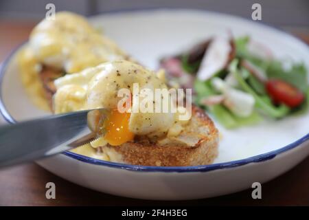 Egg benedict, pochierte Eier mit Toast auf Holz Hintergrund, englisches Frühstück Stockfoto