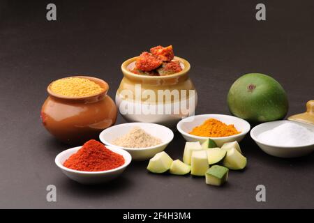 Hausgemachte Mango Pickle oder aam ka achar Kairi Loncha mit Zutaten. Stockfoto