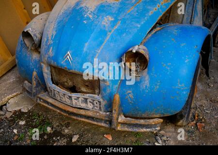 Oldtimer Citroen 2CV Autowrack, Varenne, Beaujolais, Frankreich Stockfoto