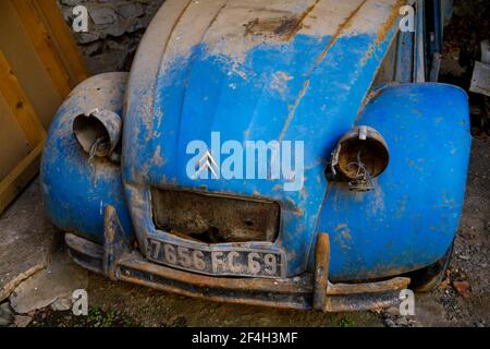 Oldtimer Citroen 2CV Autowrack, Varenne, Beaujolais, Frankreich Stockfoto