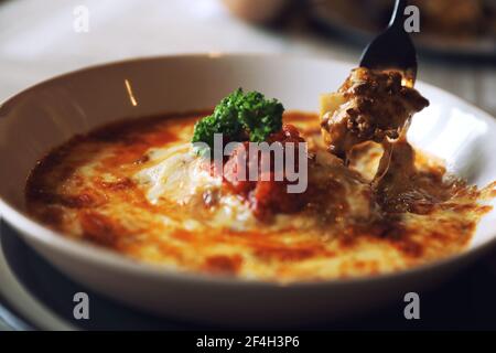 Hausgemachte Rindfleisch Lasagne auf Gericht im Restaurant, italienische Küche Stockfoto