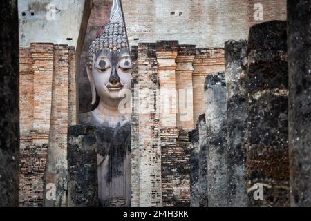 Alte Buddha-Statue im Wat Si Chum Tempel in Sukhothai, Thailand. Stockfoto