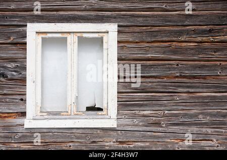 Blick auf ein Fenster auf einer Holzwand aus Holz, Holz. Jalousien, Ausziehfenster. Stockfoto