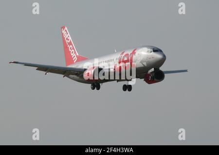 Jet2.com Boeing 737-330 (G-CELH) über den endgültigen Anflug auf den Flughafen Málaga, Spanien. Stockfoto