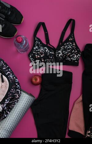 Sport-Layout mit Leggings, Jacke und einem Fashion-Shirt in der Mitte. Stockfoto