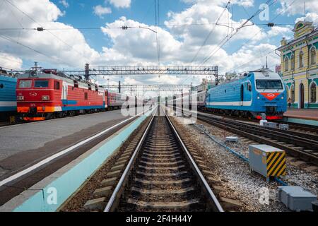 Züge am Bahnhof Irkutsk-Passaschirsky in der Stadt Irkutsk in Russland, eine wichtige Station entlang der Transsibirischen Eisenbahn. Stockfoto