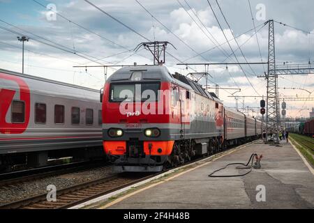 Zug am Omsk-Passaschirsky Bahnhof in der Stadt Omsk in Russland, eine wichtige Haltestelle entlang der Transsibirischen Eisenbahn. Stockfoto