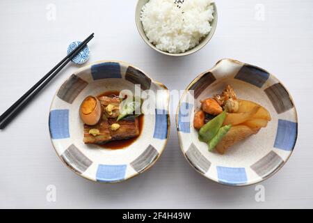 Japanisches Essen Bolied Kopf Fisch mit Sauce und gekochtem Schweinefleisch Gebratener japanischer Stil mit Reis Draufsicht Stockfoto