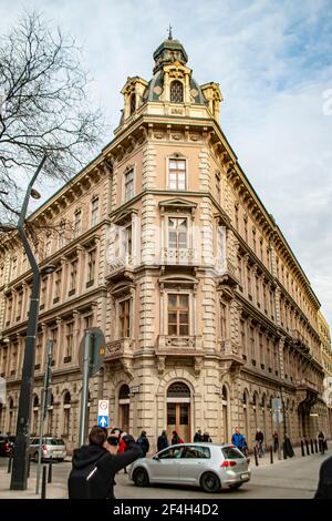 Budapest, Ungarn, 19. März 2019: Schönes Gebäude in ungewöhnlicher Dreiecksform in Budapest, Ungarn Stockfoto