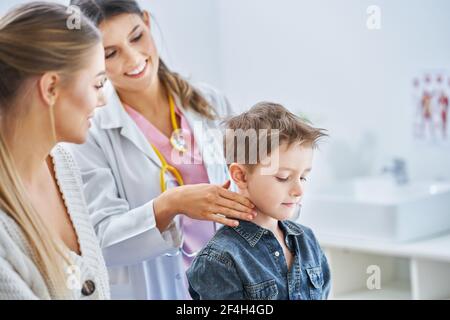 Kleiner Junge mit ärztlicher Untersuchung durch Kinderarzt Stockfoto
