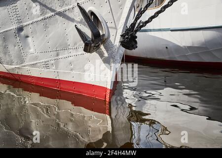 Nasaler Teil der segelnden Fregatte der weißen Farbe mit dem Anker auf der Nase, der hellen Reflexion im Wasser Stockfoto