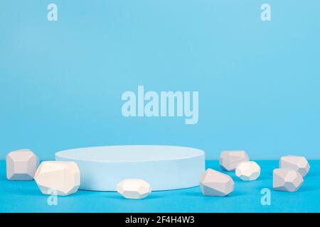 Abstrakter Zylinder Podium mit geometrischer Form auf hellblau Hintergrund Stockfoto