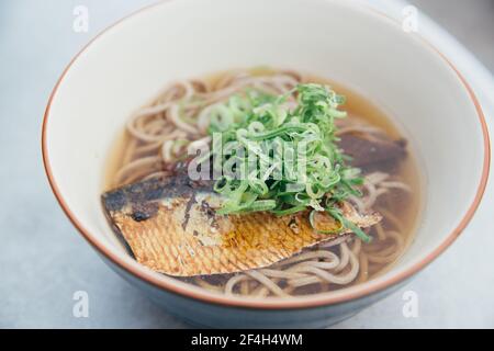 Soba Nudelsuppe mit Makrele oder Saba auf Japanisch Film Vintage Stil japanische Küche Stockfoto