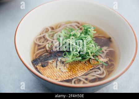 Soba Nudelsuppe mit Makrele oder Saba auf Japanisch Film Vintage Stil japanische Küche Stockfoto