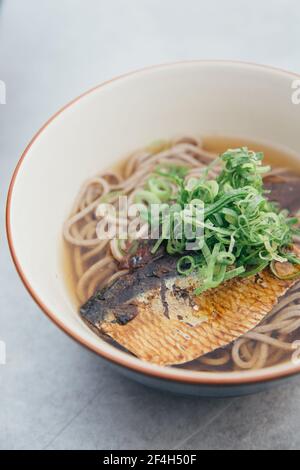 Soba Nudelsuppe mit Makrele oder Saba auf Japanisch Film Vintage Stil japanische Küche Stockfoto