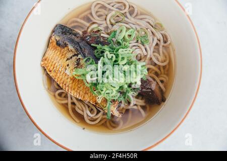 Soba Nudelsuppe mit Makrele oder Saba auf Japanisch Film Vintage Stil japanische Küche Stockfoto