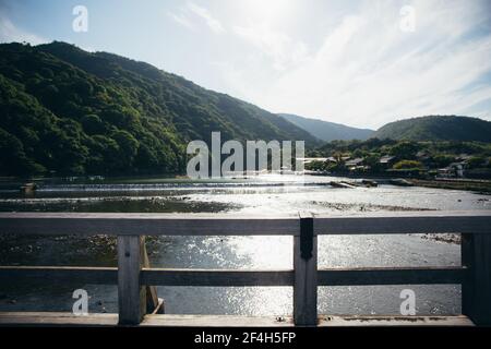 Hozu Fluss mit Berglandschaft Arashiyama Japan Stockfoto