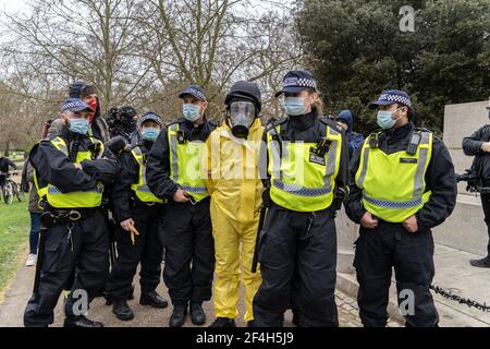 Protestler wird während eines Anti-Lockdown-Protests in London, Großbritannien, an der Achilles Statue im Hyde Park verhaftet. 20/03/21 Stockfoto