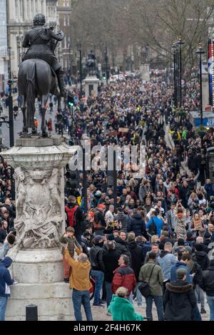 Tausende marschieren während des Anti-Lockdown-Protestes in London, Großbritannien, entlang Whitehall. 20/03/21 Stockfoto