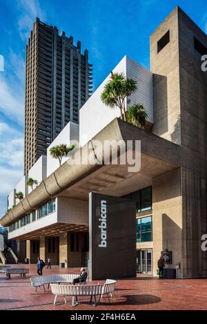 The Barbican Centre London - Terrassenebene Eingang zum Barbican Centre Zentrum für darstellende Kunst. Die Architekten Chamberlin, Powell und Bon eröffneten 1982. Stockfoto