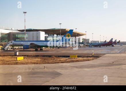 SANKT PETERSBURG, RUSSLAND - 09. MÄRZ 2020: Passagierflugzeuge verschiedener Fluggesellschaften stehen am Pulkovo International Airport in der Nähe des Terminals Stockfoto