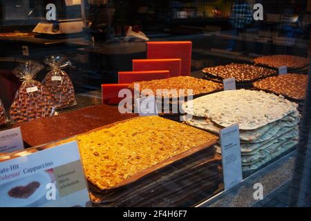 LUZERN, SCHWEIZ - FEBRUAR 2010: Schaufenster mit Sortiment von handgemachten Schweizer Pralinen in verschiedenen Geschmacksrichtungen Stockfoto
