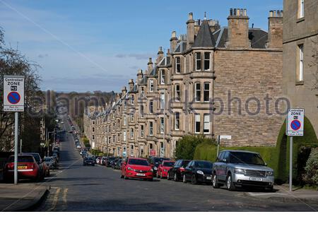 Am nördlichen Rand des Stadtzentrums und der New Town, Blick auf den steilen Hügel der Comely Bank Avenue, Edinburgh Schottland Stockfoto