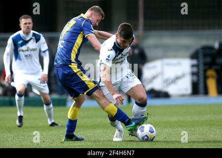 VERONA, ITALIEN - 21. MÄRZ: Pawel Dawidowicz von Hellas Verona und Ruslan Malinovskyi von Atalanta während der Serie A Spiel zwischen Hellas Verona und Atalanta Bergamo im Stadio Marc Antonio Bentegodi am 21. März 2021 in Verona, Italien (Foto: Ciro Santangelo/Orange Pictures) Stockfoto