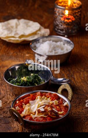 Indische Chicken Tikka Masala auf Holz Stockfoto