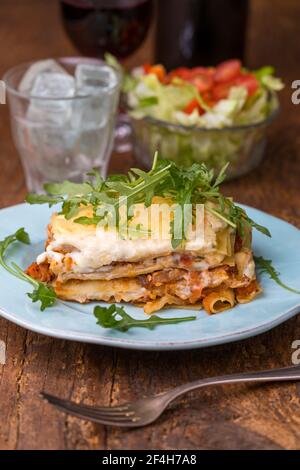 italienische Lasagne auf blauem Teller Stockfoto