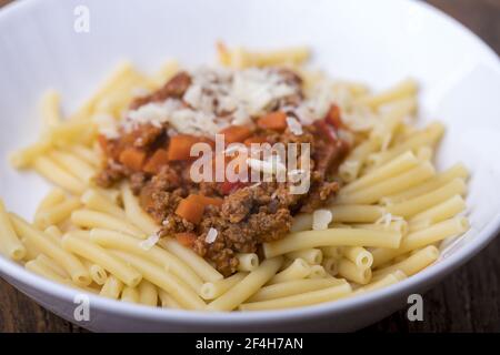 maccheroni Pasta mit Sauce Bolognaise auf Holz Stockfoto