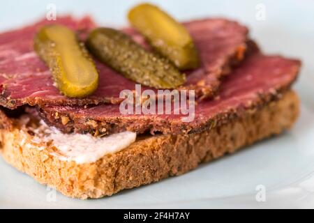 Pastrami Toast auf Roggen Toast Brot Stockfoto