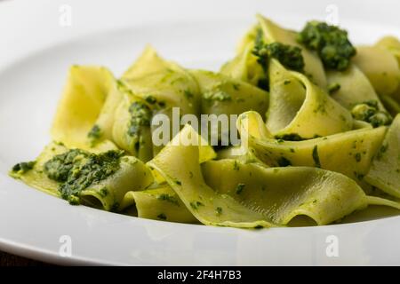 Tagliatelli Pasta mit Bärlauch Pesto Stockfoto