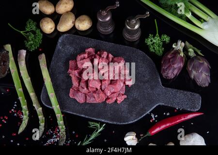 Frisches Kalb ( Kusbasi et ). Rinderwürfel auf schwarzem Hintergrund. Stockfoto