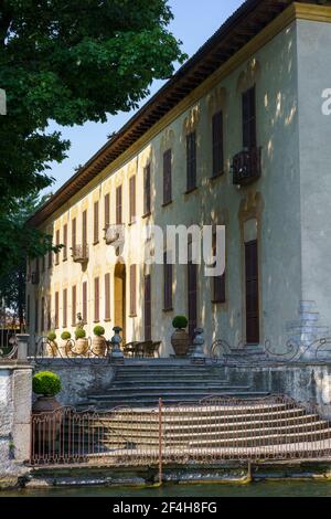 Radweg entlang des Naviglio Grande von Abbiategrasso nach Turbigo (Lombardei, Italien), bei Robecco sul Naviglio: Villa Gaia Stockfoto