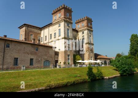 Radweg entlang des Naviglio Grande von Abbiategrasso nach Turbigo (Lombardei, Italien), bei Robecco sul Naviglio: Palazzo Archinto Stockfoto