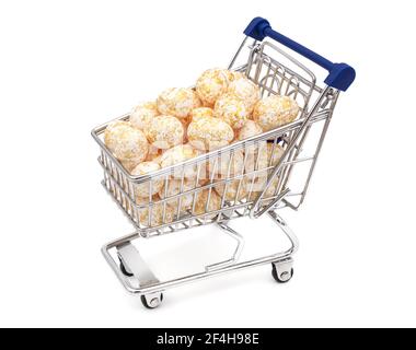 Ostereier in den Warenkorb legen Stockfoto