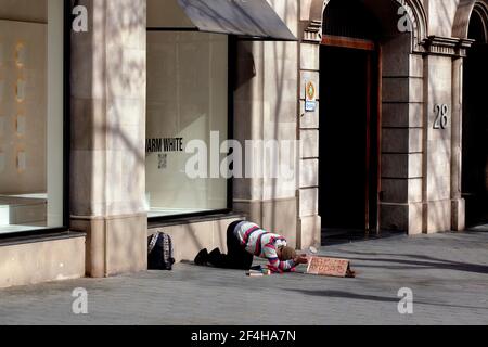 Mann bettelt auf der Straße, Barcelona, Spanien. Stockfoto