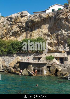 Mallorca Island, Balearen - 31. Juli 2009: Menschen genießen das Baden in einer atemberaubenden Bucht Stockfoto